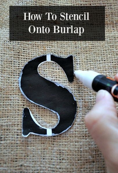 10 Minute Easy Fall Decor Burlap Art, Burlap Canvas, Burlap Door Hangers, Burlap Projects, Easy Fall Decor, Crafts For Teens To Make, Foto Transfer, Burlap Decor, Diy Burlap