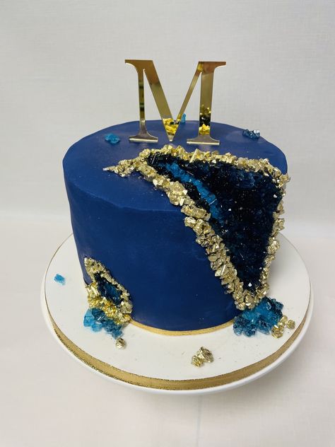 Opulent and classy geode cake in the ever popular colour theme of navy blue and gold Navy Blue And Gold Cake For Men, Nhs Cake, Blue Geode Cake, Navy Blue And Gold Cake, Navy And Gold Cake, Navy Blue Cake, Blue And Gold Cake, Black And Gold Birthday Cake, 30s Birthday