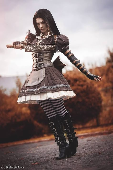 Alice from Alice: Madness Returns Steampunk Alice In Wonderland, L Cosplay, Alice In Wonderland Outfit, American Mcgee’s Alice, Dark Alice In Wonderland, Alice Cosplay, Alice In Wonderland Aesthetic, Alice Liddell, Alice Madness Returns