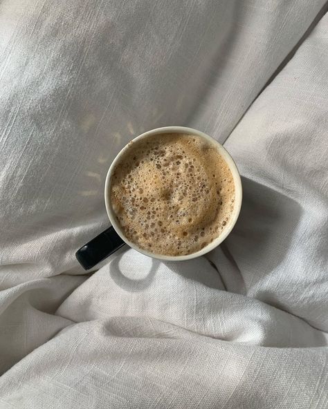 Coffee On Bed, Bed Kind, Saturday Coffee, Coffee In Bed, Abercrombie Girls, Best Beans, Coffee Obsession, Coffee Photos, Morning Inspiration