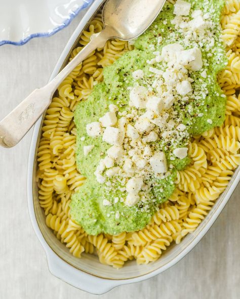 Recipe: Broccoli & Feta Pesto - I'm serving this over spaghetti squash instead of pasta! Feta Pesto, Broccoli Feta, Recipe Broccoli, Pesto Recipes, Broccoli Pasta, Feta Pasta, Frozen Broccoli, Veggie Bowl, Vegetarian Pasta