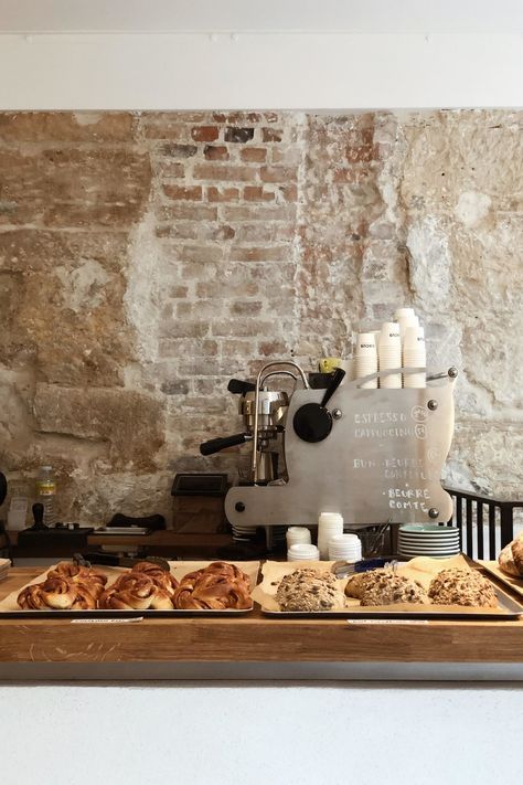 Parisian Breakfast, Boutique Patisserie, Paris Bakery, Bakery Shop Design, Paris Breakfast, Bakery Interior, Small Bakery, Bakery Design Interior, Italian Bakery