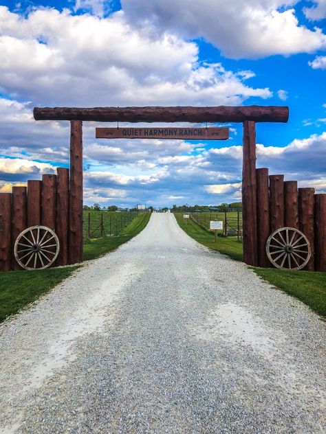 Outdoor Cabana Ideas, Ranch Entrance Ideas, Log Fence, Ohio Attractions, Farm Entrance, Outdoor Cabana, Gate Designs Modern, Farm Gate, Driveway Entrance