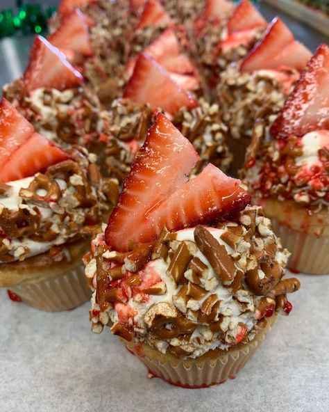 ￼  STRAWBERRY PRETZEL SALAD CUPCAKES  These Strawberry Pretzel Salad Cupcakes are made with pretzel crust, vanilla cupcakes, cream filling & strawberry frosting! Such a fun cupcake recipe! * Prep Time: 1 hourCook Time: 23 minutesTotal Time: 1 hour 23 minutesYield: 18 1xCategory: CupcakesMethod: OvenCuisine: American  INGREDIENTS CRUST * 1 1/4 cup pretzel crumbs * 5 tbsp butter, melted * 3 tbsp sugar CUPCAKES * 6 tbsp unsalted butter, room temperature * 3/4 cups sugar * 6 tbsp sour cream * 2 t 4h Crafts, Strawberry Pretzel Salad Recipe, Church Recipes, Baking Shop, Gimme Some Sugar, Fun Cupcake Recipes, Strawberry Pretzel Salad, Pretzel Crust, Pretzel Salad