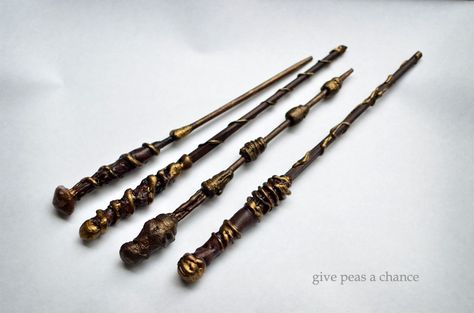 knitting needles ( I think they are more like Harry Potter Wizard Wands than knitting needles) Harry Potter Dress Up, Wand Tutorial, Harry Potter Kostüm, Give Peas A Chance, Harry Potter Halloween Party, Harry Potter Glasses, Elder Wand, Hallowen Ideas, Anniversaire Harry Potter