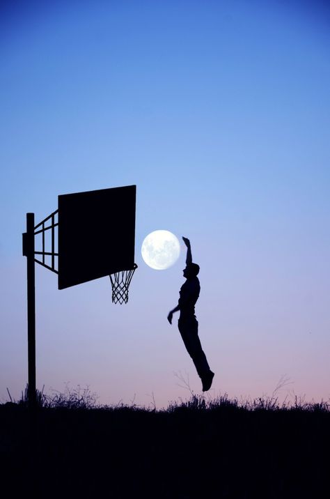 Optical Illusion Photography Sees Man Play Basketball With Moon Optical Illusion Photography, Illusion Fotografie, Forced Perspective Photography, Illusion Photography, Forced Perspective, Bola Basket, Perspective Photography, Moon Photos, Moon Photography