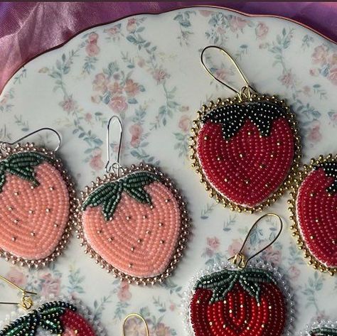 Opache Beadwork 🌻 on Instagram: "Update: Orders closed 🙏🏽 Made to order pairs of beaded strawberries in my shop! 🍓 #beadedearrings #nativebeadwork" Beaded Strawberry Pattern, Beaded Poppy Pattern, Strawberry Beadwork, Strawberry Beaded Earrings, Beaded Strawberry Earrings, Strawberry Craft, Beaded Strawberry, Books 2024, Embroidery Earrings