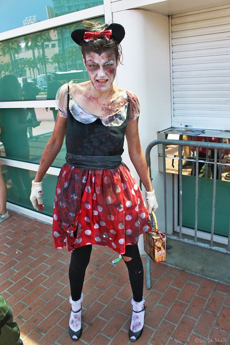 Minnie Mouse Zombie | par V Threepio Horror Costume, Diy Halloween Costumes For Women, Minnie Mouse Halloween, Cute Couple Halloween Costumes, Halloween Party Games, Zombie Halloween, Halloween 2, Fantasias Halloween, Halloween 2017