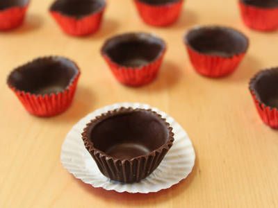 Another easy way to make chocolate cups without having balloons pop and make a mess all over the place. Designer Chocolate, Edible Bowl, Edible Cups, Chocolate Bowls, Candy Ice Cream, Snack Hacks, Custard Cream, Making Chocolate, Dessert Bar Wedding