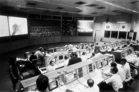 The NASA Mission Control Center in Houston. Apollo Space Program, Johnson Space Center, Lunar Landing, Nasa Photos, Apollo Program, Nasa Missions, Mission Control, Control Room, Apollo Missions