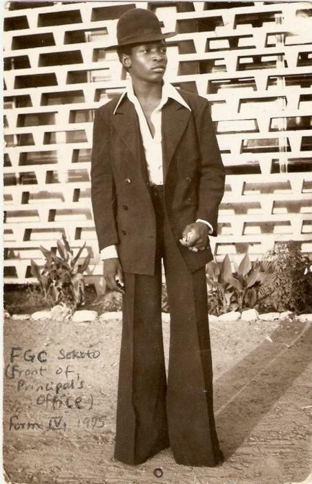 A form IV (SS1/10th grade) student of FGC Sokoto posing near the principal's Office (1975). Vintage Nigerian photos Vintage Nigeria, 70s Mens Fashion, African Pots, Fashion Decades, Old School Fashion, Black Life, Throwback Pictures, 10th Grade, Vintage Black Glamour