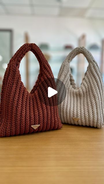 Marcela Rachan | Especialista em Bolsas em Crochê on Instagram: "Um pouco da produção dessa semana😍 Em breve esse modelo estará na comunidade ✨  O Link está na Bio!  Fio de poliéster da @csbadulakes  Etiqueta da @corarte.laser  . . ." Kings Of Leon, Crochet Handbags Patterns, Abaya Designs, Crochet Bags Purses, Crochet Bag Pattern, June 21, Crochet Handbags, On Fire, Bag Pattern