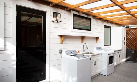 Make a Big Statement with These Best Small Backyard Design Ideas - Matchness.com Outdoor Laundry Area, Outside Laundry Room, Outdoor Laundry Rooms, Outdoor Laundry, Oasis Backyard, Dirty Kitchen, Home Backyard, Restaurant Patio, Laundry Design