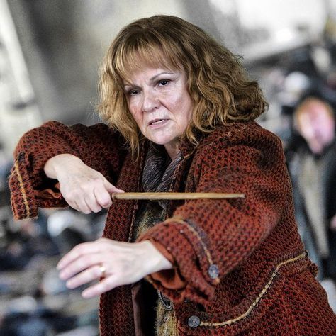 “It comes from her womb, that feeling of defense, defending her charge. She’s already lost one, so it’s the mother, you know, the lion, the female lion or tiger defending her babies….” – Julie Walters #HarryPotter Stile Harry Potter, Arthur Weasley, Weasley Family, Julie Walters, Harry Potter Girl, Cho Chang, Gellert Grindelwald, Lavender Brown, Bellatrix Lestrange