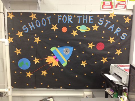 Space bulletin board Space Bulletin Boards, Space Theme Classroom, Space Art Projects, Kindergarten Bulletin Boards, Space Classroom, Decoration Theme, Shoot For The Stars, Preschool Bulletin, Preschool Bulletin Boards