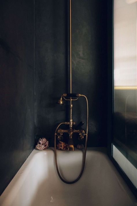 Moody Bathroom, Dekorere Bad, Bathroom Decorations, Bad Inspiration, Interior Minimalista, Sell My House, Dark Walls, Design Bathroom, Bad Design