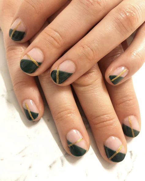 Cute green and gold negative space nails. Green And Gold Nail Designs, Emerald Green Nails, Gold Gel Nails, Negative Space Nail Art, Emerald Nails, Negative Space Nails, Space Nails, Gold Nail Designs, Art Deco Nails