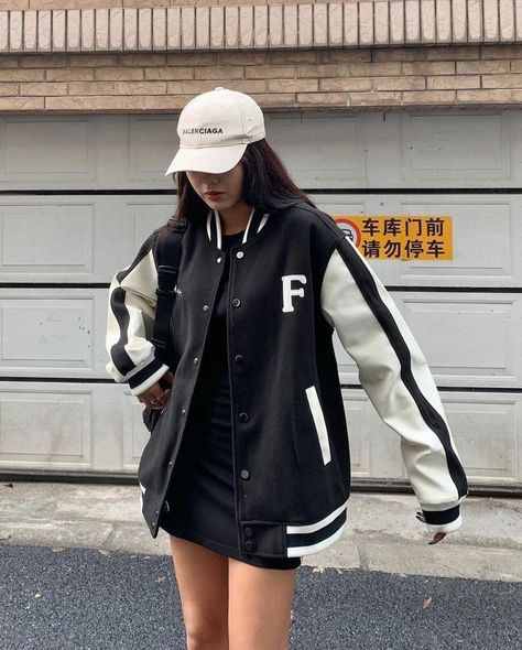 Jersey Jacket Outfit Aesthetic, Korean Varsity Jacket Outfit, Baseball Jacket Outfit Women, Varsity Jacket Outfit Aesthetic, Jersey Jacket Outfit, Letterman Jacket Outfit, Varsity Outfit, Baseball Jacket Outfit, Senior Jackets