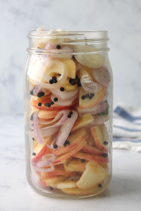 Pickled Apples in Balsamic - Serve on salads with cheeseboards or even on top of a burger. Fermented Apples, Pickled Apples, Pickled Fruit, Pickled Foods, Making Sauerkraut, Refrigerator Pickles, Pickled Veggies, Pickled Vegetables, Pickling Recipes