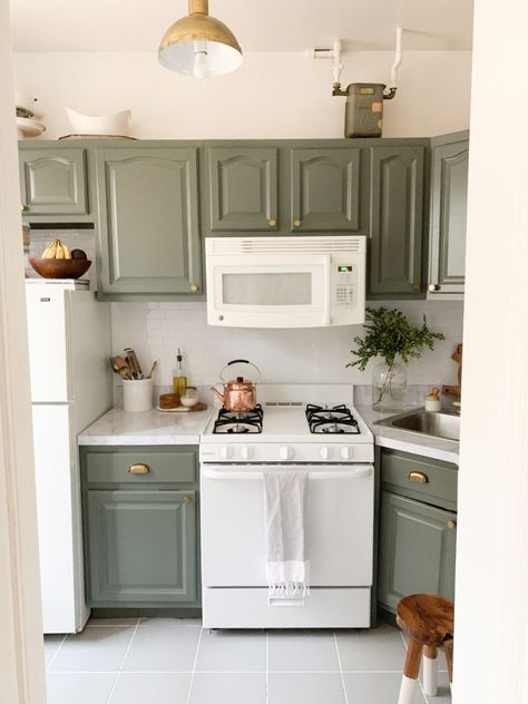 90s Kitchen, How To Paint Kitchen Cabinets, Paint Kitchen Cabinets, Old Kitchen Cabinets, Painted Kitchen Cabinets Colors, Green Kitchen Cabinets, Paint Kitchen, Diy Kitchen Renovation, Remodeling Kitchen