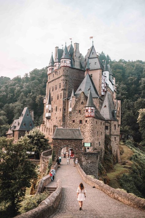 Burg Eltz Castle, Ig Background, Unreal Places, Eltz Castle, Castles To Visit, Trip To Germany, Europe Wedding, Germany Castles, Rhine River