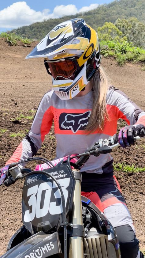 Dirt Bike Women, Motorcross Girls Dirt Bikes, Female Motocross, Dirt Scooter, Motocross Girls, Dirt Motorcycle, Dirt Bike Helmets, Dirt Bike Gear, Motocross Gear