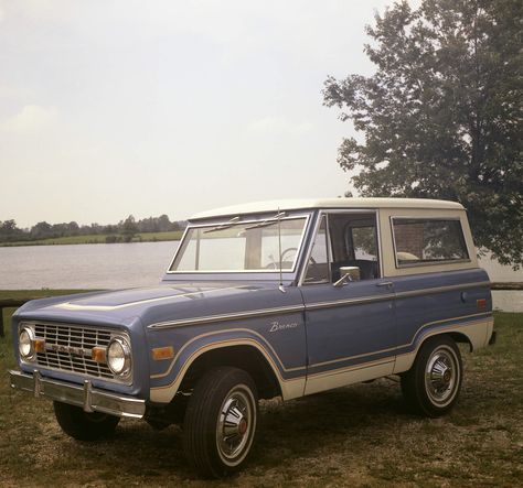 1973 Ford Bronco, Old Ford Bronco, Alternative Subcultures, Mazda Cx5, Old Vintage Cars, Classy Cars, Pretty Cars, Fiat Uno, Ford Motor Company