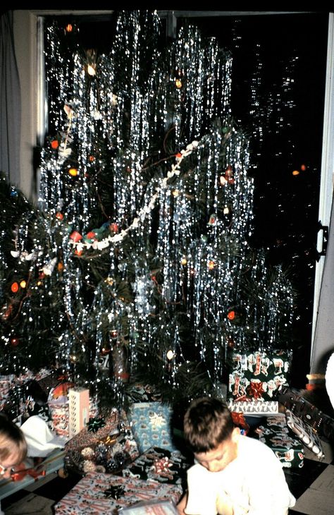 Vintage Christmas Vintage Christmas Party, Vintage Christmas Photos, Kitsch Christmas, Christmas Tinsel, Mid Century Christmas, Christmas Feeling, Christmas Inspo, Old Fashioned Christmas, Christmas Past