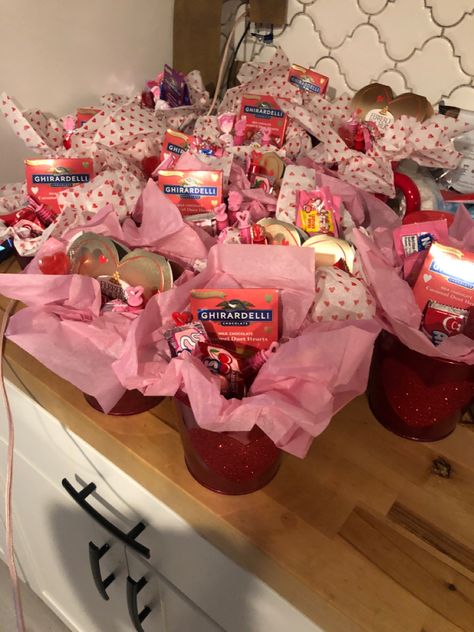 #valentines #diy #girls #pink #mom Valentine’s Day Party Favors, Valentines Grams School, Galantines Gift Ideas, Galentines Party Favors, Valentine Grams, Valentine Gifts For Friends, Valentines Theme Party, Small Valentines Gifts, Friend Valentine