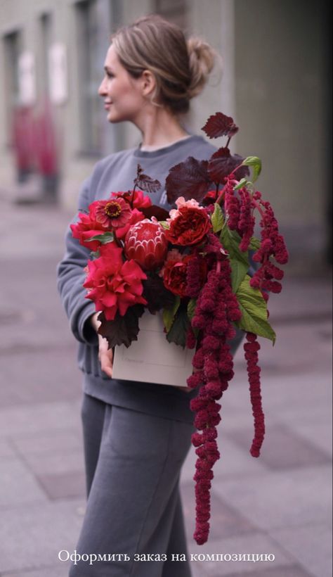 Monochromatic Flower Bouquet, Monochromatic Bouquet, Autumn Bouquets, Monochromatic Flowers, Monochromatic Colour, Unique Floral Arrangements, Flower Therapy, Flower Box, Red Wedding