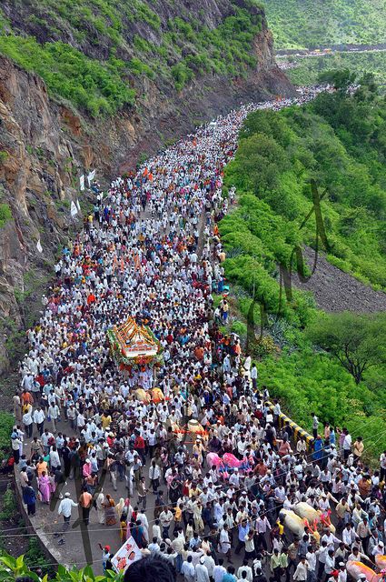 pandharpur wari by prashant ankushrao, via Flickr Warkari Wari Photo, Pandharpur Wari Photography, Vari Pandharpur, Dnyaneshwar Maharaj, Pandurang Vitthal, Pandharpur Wari, Vitthal Images, Maharashtrian Culture, Ganpati Decoration At Home