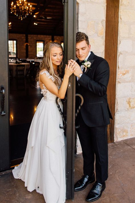 Bride And Groom Not Seeing Each Other, Bride And Groom First Touch, First Touch Photos, Inside Wedding Ceremony, First Touch Wedding Pictures, Wedding Photography Shot List, Oklahoma Wedding Venues, Wedding Day Wishes, Bohemian Style Wedding