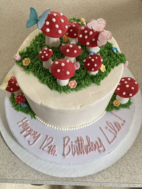 Cute fairy mushroom cake Mushroom Themed Birthday Cake, Easy Mushroom Cake, Mushroom Smash Cake, Mushroom Cakes Birthday, Mushroom Cake Ideas, Mushroom Birthday Cake, Mushroom Cakes, Mushroom Birthday Party, Fairy Themed Cake