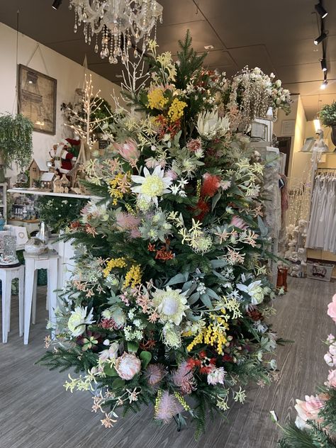 Australian Native Christmas Tree, Australian Christmas Tree, Christmas Decorations Australian, Christmas Tree Flowers, Christmas Styling, Floral Christmas Tree, Amazing Christmas Trees, Australian Native Garden, Aussie Christmas