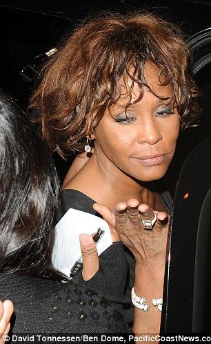 Some of the last known photo's of Whitney, as she left a night club on Feb. 10, 2012. Whitney Houston 2012, 2000s Photos, Whitney Houston 80s, Whitney Houston Pictures, Bobbi Kristina, Iconic People, Grammy Party, Stylish People, Black Lion