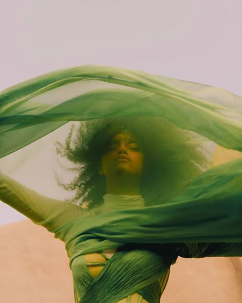 fluidez e cores ricas Photoshoot Inspo, Photo Shoot Ideas, Photography Inspo, Editorial Photography, Shoot Ideas, Photo Inspo, Photoshoot Ideas, Art Direction, Green Dress