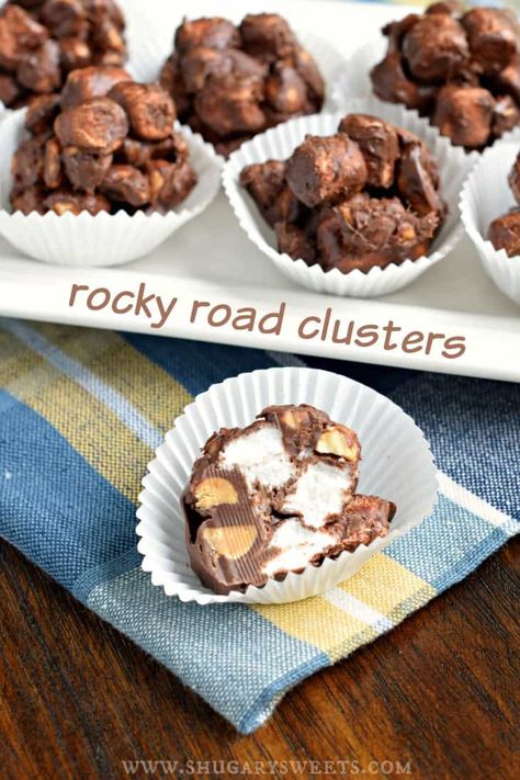 Rocky Road Clusters combine chocolate, marshmallows, and peanuts for one amazing candy. Cravings, solved! Rocky Road Clusters, Rocky Road Candy, Rocky Road Fudge, Homemade Toffee, Cracker Toffee, Shugary Sweets, Vanilla Fudge, Candy Recipes Homemade, Fudge Easy