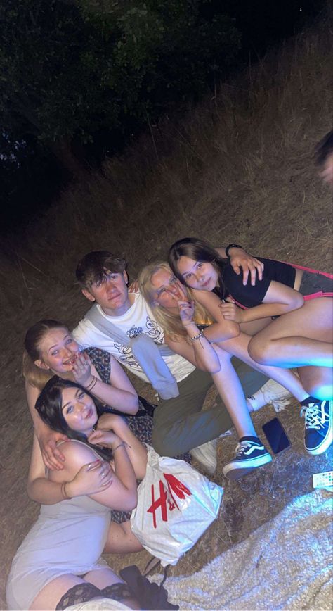 Friend group in field at night- vibey Boy And Girl Friend Group, Chaotic Group Photos, Field At Night, Friend Group Pictures, Best Friend Couples, Pose References, Group Pictures, Friend Group, Two Girls