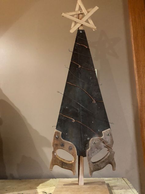 Christmas Tree Made From Hand Saws, Christmas Tree Saw Blades, Hand Saw Crafts Ideas, Saw Blade Christmas Tree, Handsaw Christmas Tree, Old Shovel Ideas, Hand Saw Decor Diy Projects, Old Handsaw Ideas, Repurposed Hand Saw