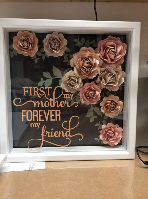 Box Ideas Gift, Shadow Box Ideas, Shadow Box Gifts, Diy Shadow Box, Cricut Explore Projects, Flower Shadow Box, Cricut Projects Beginner, Diy Mothers Day Gifts, Paper Flowers Craft