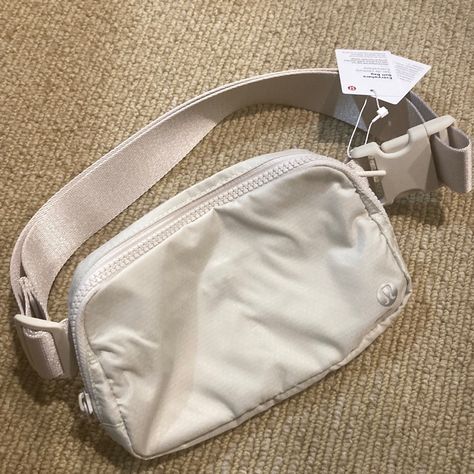 Lululemon White Opal Cross Body Bag. Brand New. Original Clasp. Cross Body Bag Lululemon, Cross Body Bag Aesthetic, Lululemon White Opal, Everywhere Belt Bag Lululemon, Belt Bag Lululemon, Aesthetic Products, Everywhere Belt Bag, Bags Aesthetic, Bag Brand