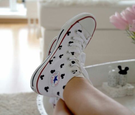 Mickey converse More Más Disney Converse, Mickey Mouse Shoes, Converse Outfits, Cute Converse, Converse Chucks, Curvy Petite Fashion, Disney Shoes, Outfits With Converse, Victorias Secret Models