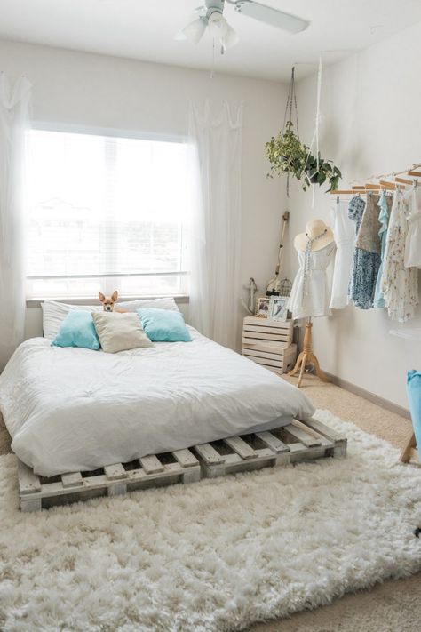 Beachy Boho Bedroom, Stylish Bedroom Design, Pallet Bed, Decor Ikea, Bilik Tidur, Bohemian Bedroom, Stylish Bedroom, Bedroom Boho, Dream Rooms