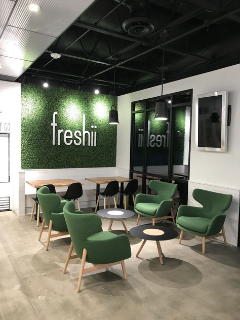 Freshii Restaurant - Riverside, California - Green Wall - Green Chairs Churreria Ideas, Starbucks Interior, Juice Bar Interior, Restaurant Seating Design, Black Restaurant, Office Space Inspiration, Greens Restaurant, Green Chairs, Wall Green