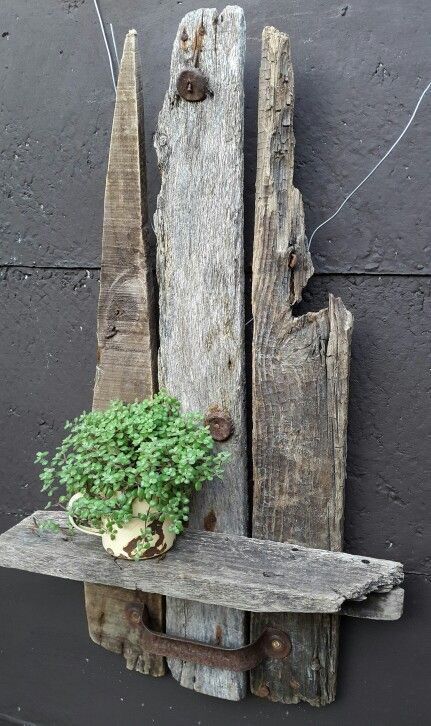 Garden Driftwood Ideas, Driftwood Yard Art, Driftwood Fence Ideas, Driftwood Garden Ideas, Wabisabi Living, Driftwood Garden, Earth Crafts, Driftwood Planters, Driftwood Centerpiece