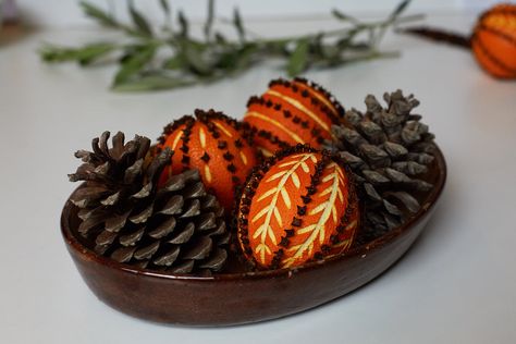 Ready to up your sustainable-Christmas game? These heavenly-smelling pomanders created with oranges and cloves make gorgeous centrepieces for your dinner table and are so fun to make with three simple steps. Seasoned maker and Yodomo instructor Deborah Schneebeli-Morrell gives instructions for this project that yields unique festive decorations that not only look beautiful but smell oh, so delicious. Place your creations in a bowl with some acorns for an impressive centrepiece that will get ... Oranges With Cloves, Orange Pomanders, Smell Like Christmas, Pomander Balls, Sustainable Christmas, Natural Christmas, Homemade Christmas, Xmas Crafts, Diy Holiday