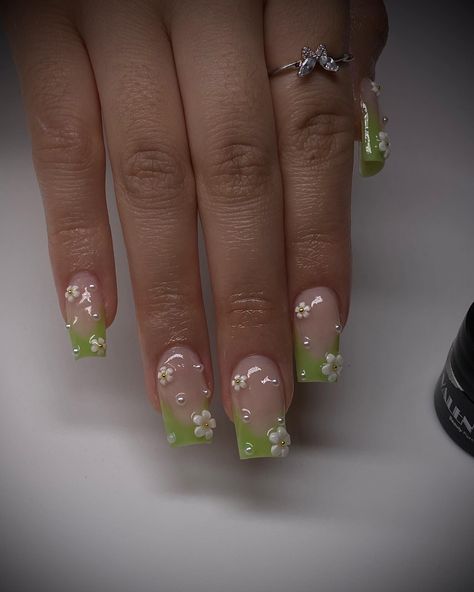 Cute Green Acrylic Nails Designs, Short Light Green Acrylic Nails, Cute Short Gel X Nails, Cute Nails Sage Green, Green Baddie Nails Short, Y2k Nails Short Green, Light Green French Tip Nails Square, Green French Tip With Pearls, Green Chrome French Tip Nails Square