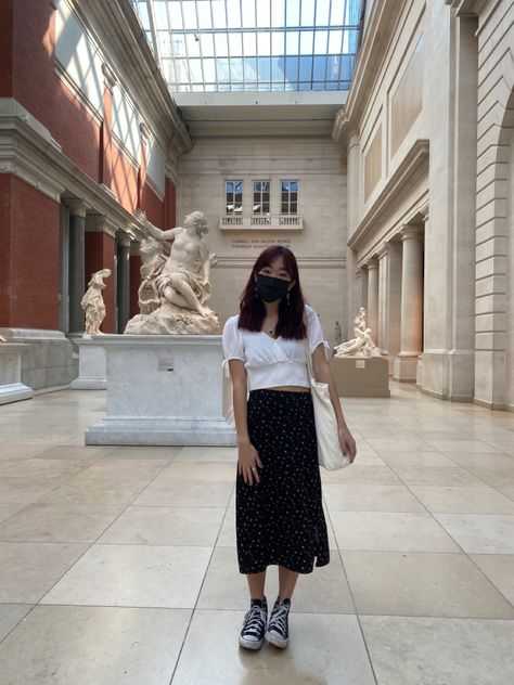 Simple Museum Outfit, Floral Midi Skirt Outfit, Museum Outfit, Clueless Fashion, Midi Skirt Outfit, Stylish Photo, Stylish Photo Pose, Floral Midi Skirt, Photo Pose