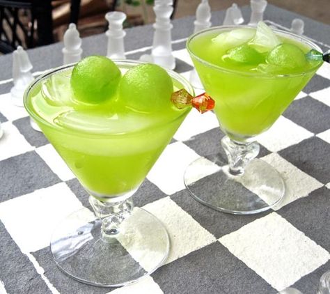 Classic Cocktail Recipe: The Melon Ball The 10-Minute Happy Hour Best Vodka Mixed Drinks, Melon Ball Drink, Melon Ball Cocktail, Midori Cocktails, Mardi Gras Drinks, Fun Halloween Drinks, Vodka Mixed Drinks, Malibu Drinks, Vodka Mixes