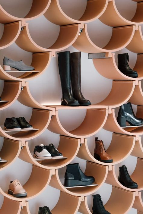 Shoe Store Design, Camper Store, Kengo Kuma, Boutique Decor, Shoe Display, Store Design Interior, Retail Interior, Shoes Store, Modular Furniture